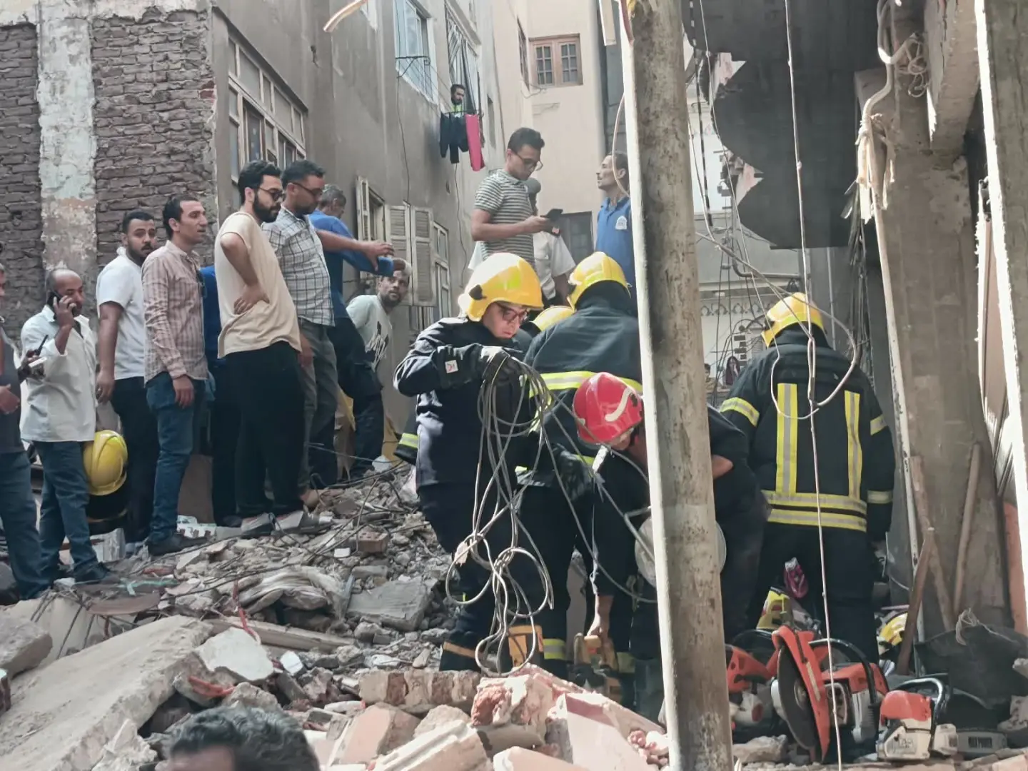 حالتا وفاة والبحث عن مفقودين.. انهيار مفاجئ لمنزل من 3 طوابق بالمحلة الكبرى - 279812
