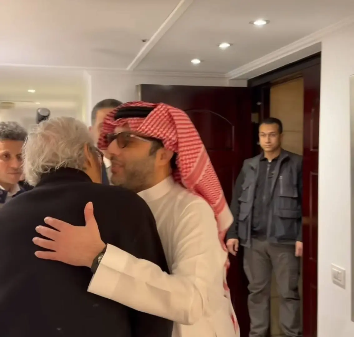 خلال زيارته لمنزله بالقاهرة.. تركي آل الشيخ يقبل رأس فاروق حسني