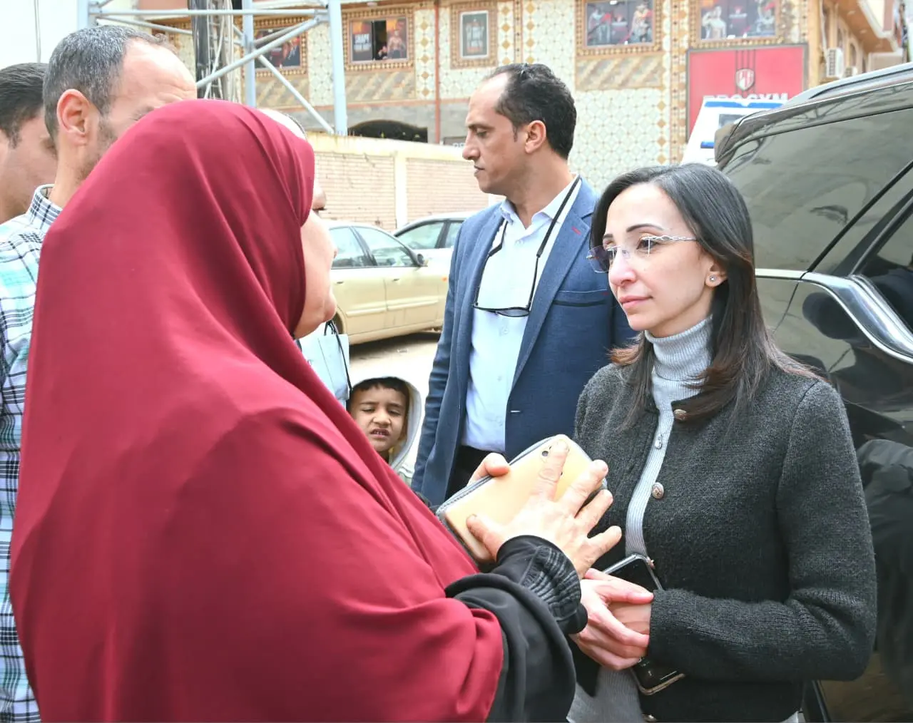 محافظ البحيرة تستمع لمطالب المواطنين خلال جولتها بأبو حمص