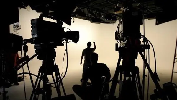 مخرج شهير يهمش فنانًا معروفًا بعد تعاونهما في مسلسل جديد ومشاركتهما في كتابته