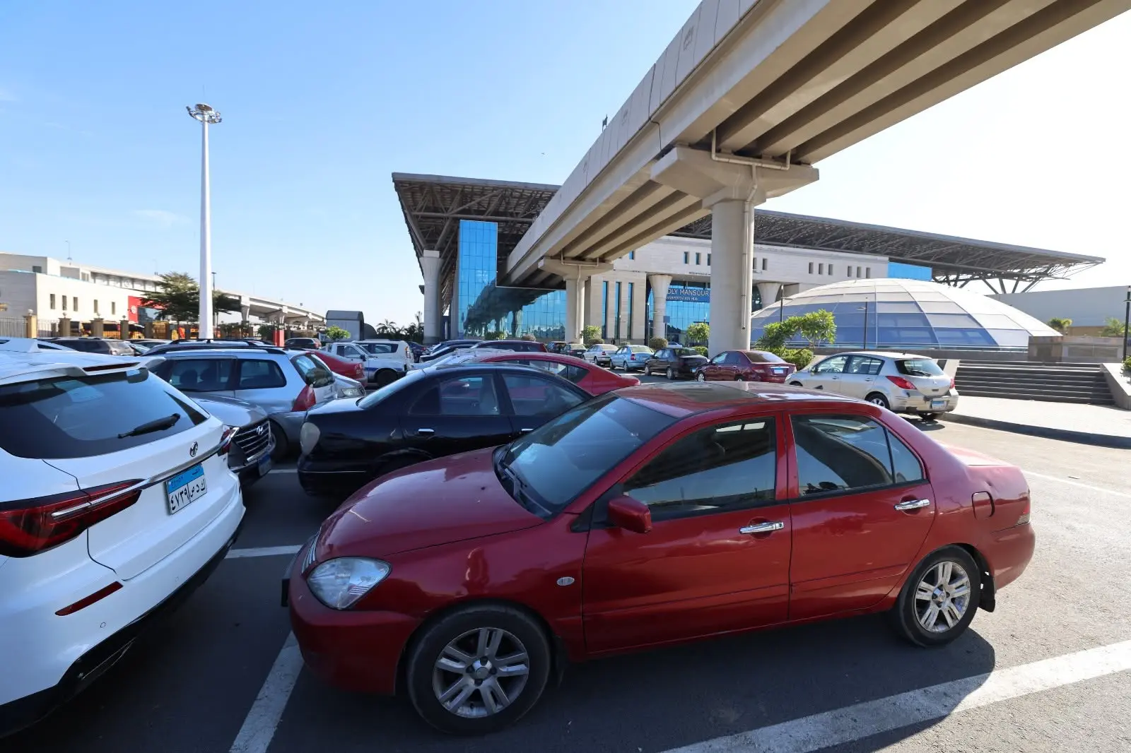 طلب إحاطة بشأن تحويل بعض الشوارع لساحات انتظار للسيارات