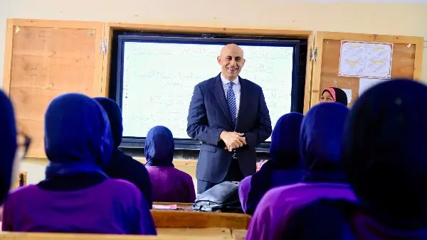 جولات مفاجئة لوزير التعليم بمدارس الجيزة.. "عبد اللطيف" يتابع الواجبات المنسية وكراسات الحصة بالحوامدية والبدرشين
