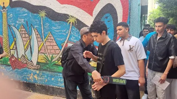 الثانوية العامة 2026.. بدء إجراءات تفتيش الطلاب بالعصا الإلكترونية تجنبا للغش