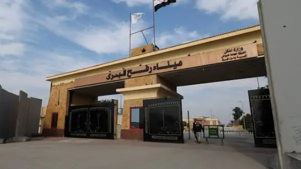 معبر رفح يشهد حركة نشطة لعودة الجرحى الفلسطينيين واستقبال دفعات جديدة للعلاج بمصر