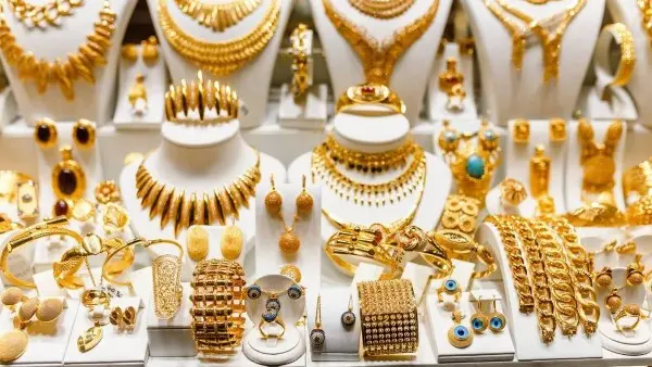 تراجع مفاجئ في أسعار الذهب اليوم بمصر.. عيار 21 يفقد 20 جنيهاً بضغط عالمي