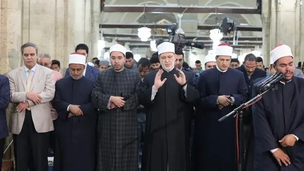 بث مباشر.. الجامع الأزهر يستقبل الآلاف في رابع ليالي رمضان لصلاة التراويح