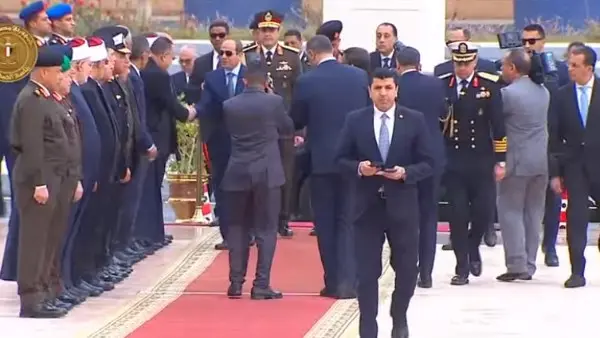 الرئيس السيسي يصل إلى مسجد المشير طنطاوي لأداء صلاة الجمعة