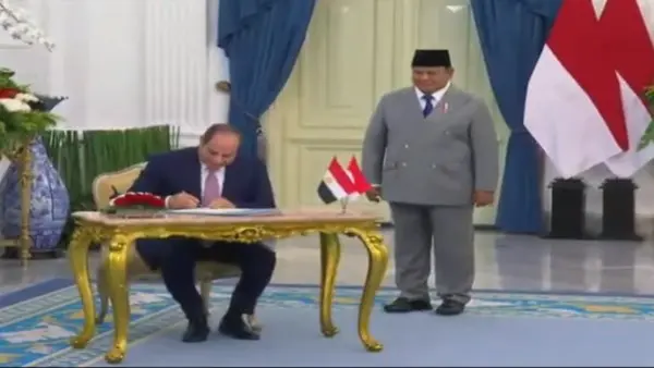 الرئيس السيسي يوقع في دفتر التشريفات بالقصر الرئاسي الإندونيسي