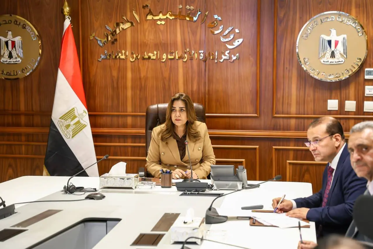 وزيرة التنمية المحلية والبيئة تتابع تسعير سيارات الأجرة عقب تعديل أسعار البنزين والسولار