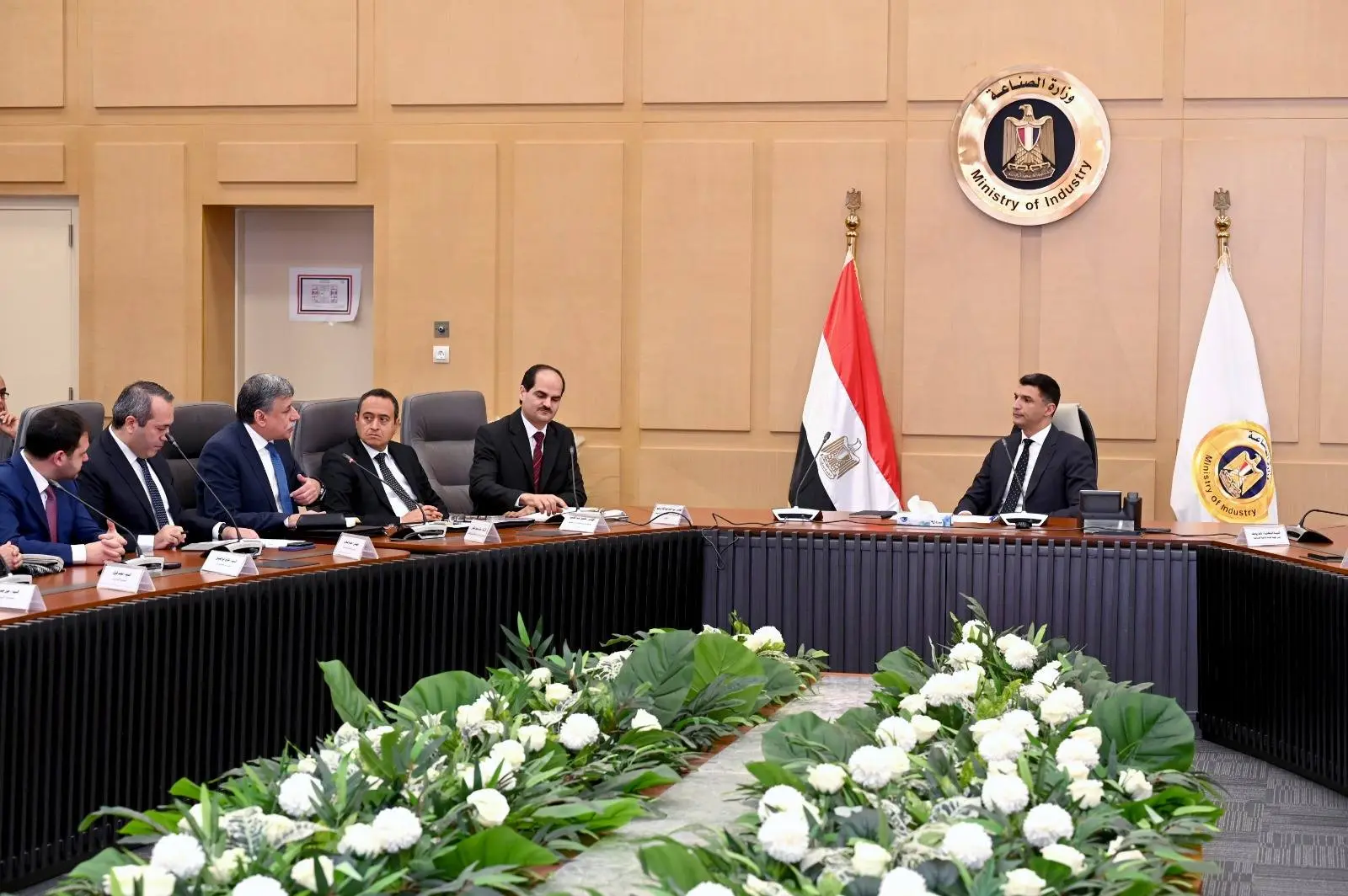وزير الصناعة يجتمع بمصنعي السيراميك والبورسلين لبحث تحديات القطاع وسبل حلها