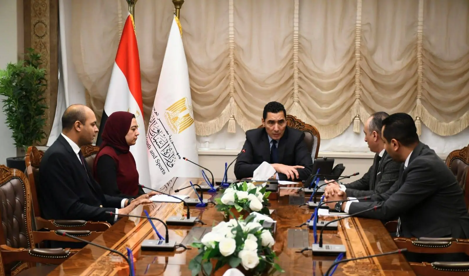 وزير الشباب والرياضة يلتقي لاعبة منتخب الشطرنج شروق وفا ويؤكد دعم مسيرتها