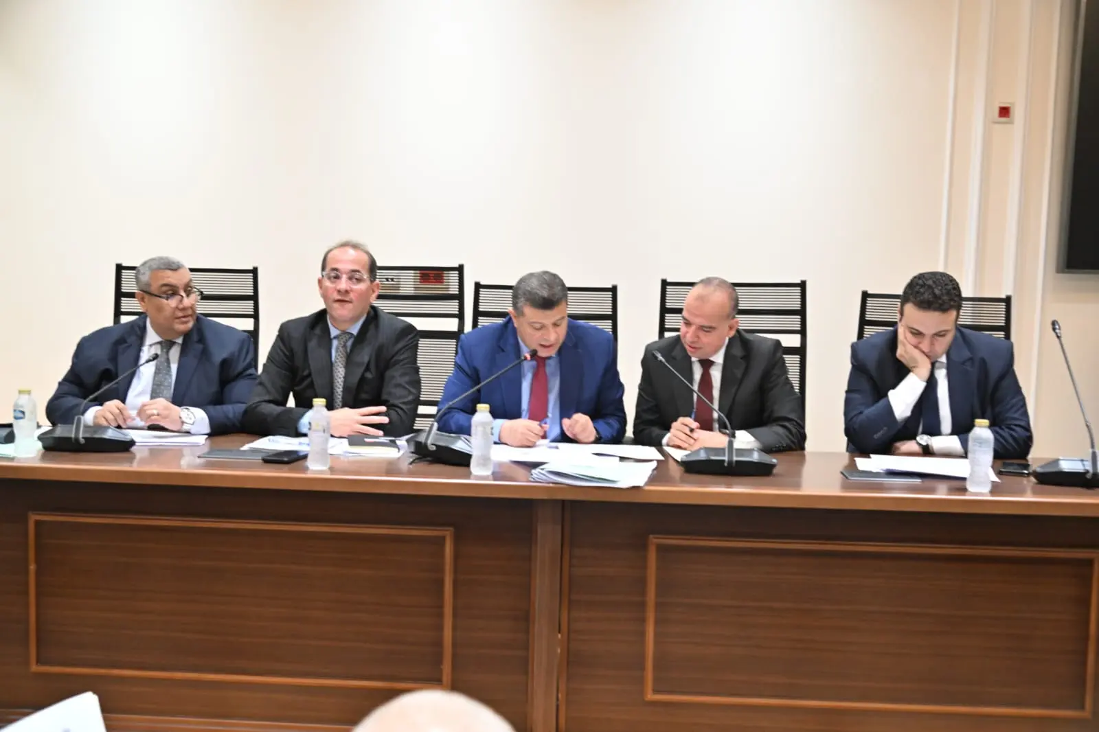 وزير المالية ورئيس خطة النواب يؤكدان عدم صحة فرض رسوم اضافية على مغادرة الدولة.