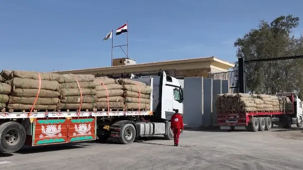 الهلال الأحمر المصري يمد غزة بخيام وبطاطين وملابس شتوية