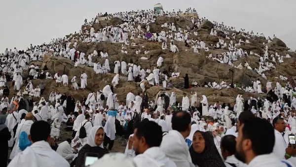 حجاج الجمعيات الأهلية يواصلون رمي الجمرات في أول أيام التشريق