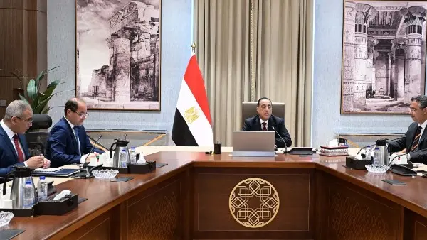 رئيس الوزراء يتابع إجراءات توفير مخزون مطمئن من السلع