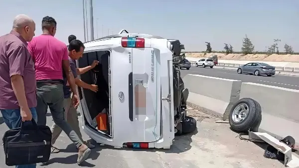 مصرع راكب وإصابة 13 آخرين في حادث انقلاب ميكروباص على طريق «كفر داوود - السادات»