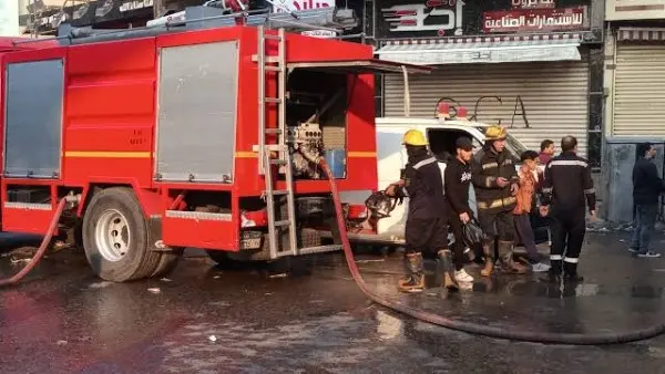4 سيارات إطفاء تسيطر على حريق معرض موبيليا بشارع لقمان الحكيم في طنطا