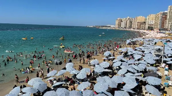 إقبال متزايد بشواطئ الإسكندرية وتحذيرات من السباحة في شواطئ الغرب