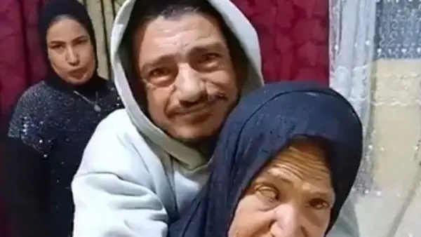 سيدة بورسعيد.. قصة "أم" هزت القلوب بحمل ابنها 45 عاماً واستجابة رسمية عاجلة