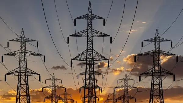 وزير الكهرباء يحسم جدل عودة انقطاع التيار الكهربائي خلال موسم الصيف