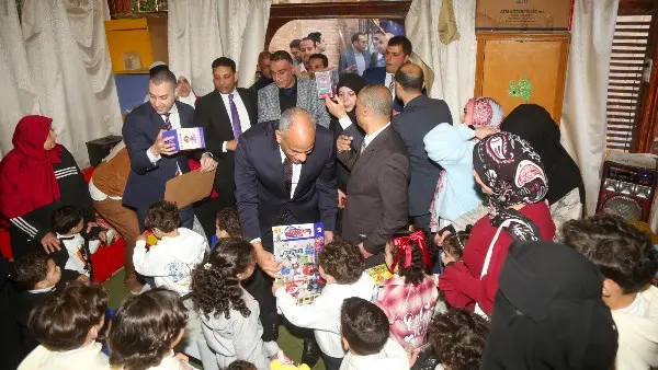 محافظ كفرالشيخ يوزع الهدايا والألعاب لدار الأيتام