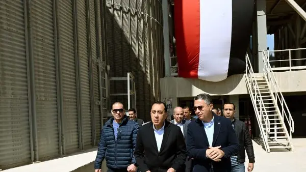 مدبولي يسلم عقود وحدات سكن لكل المصريين لمحدودي ومتوسطي الدخل