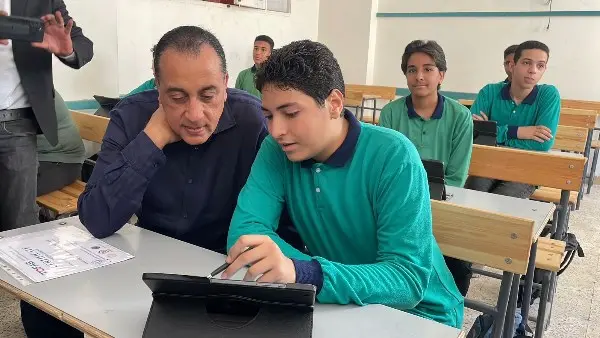 مدبولي لـ طالب ثانوي: "عمرك سمعت عن البورصة"