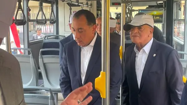 مدبولي يستقل أتوبيس يعمل بالكهرباء خلال جولته بهيئة النقل العام