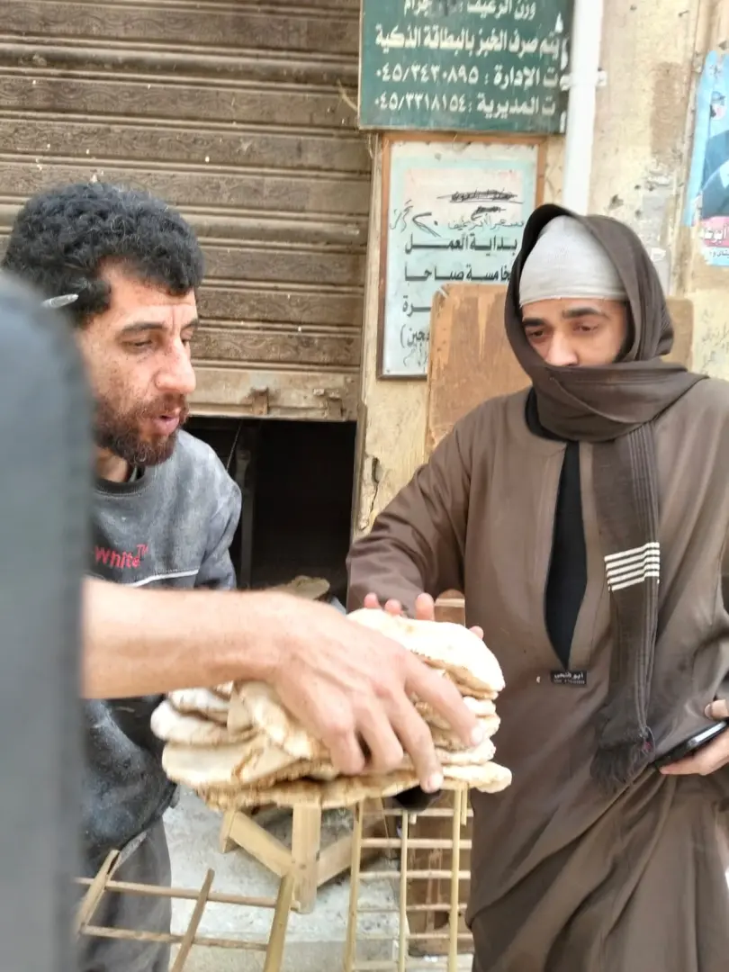 بـ "الجلابية" البلدي.. مفتش تموين يخترق طوابير الخبز في إيتاي البارود ويسقط المخالفين - 738bdec9 964a 4724 8e6d a81770439127