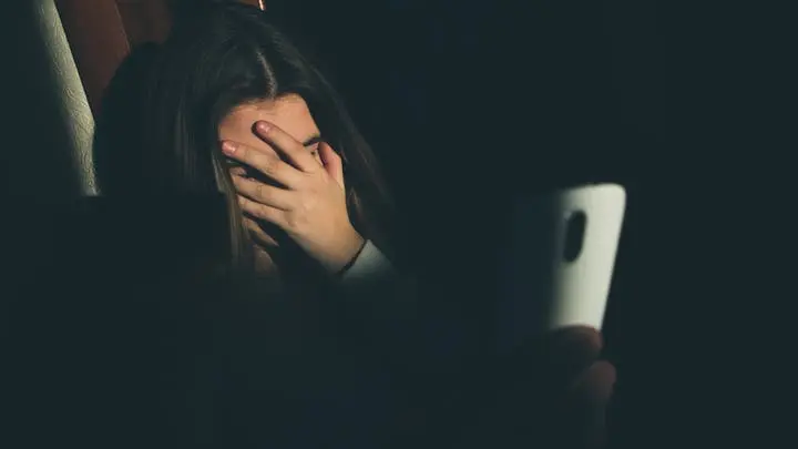بحجة حماية هاتفها.. مدرس يستولي على صور خاصة لربة منزل ويبتزها بعلاقة محرمة بالشرقية