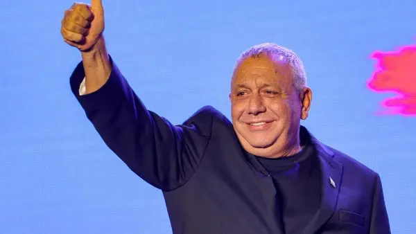يتصدر غادي آيزنكوت، رئيس الأركان السابق وزعيم حزب «يشار»، قائمة المنافسين لبنيامين نتنياهو في الانتخابات الإسرائيلية وسط استطلاعات متقدمة. تعرف على مسيرته العسكرية والسياسية، وبرنامجه الانتخابي، وفرصه في تشكيل الحكومة المقبلة.