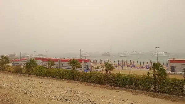 عاصفة ترابية تضرب البحر الأحمر.. إغلاق طرق وحالة طوارئ بالغردقة وسفاجا لمواجهة تقلبات الطقس