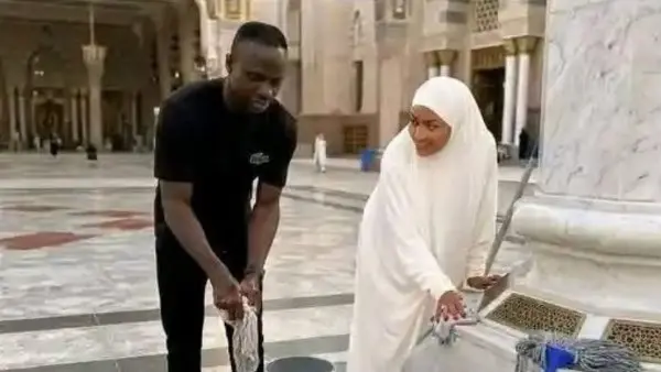 ساديو ماني وزوجته في المسجد النبوي.. لفتة إنسانية تخطف الأنظار بعد التتويج الإفريقي