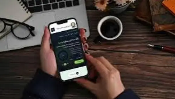 في خطوة استراتيجية لتعزيز المواطنة الرقمية وحماية المجتمع من الأخبار المضللة، أطلق المركز الإعلامي لمجلس الوزراء أحدث أدواته التفاعلية. ونستعرض فيما يلي معلومات يجب أن تعرفها عن منصة «شات EGYPT»، والتي جرى الإعلان عنها خلال فعاليات «منتدى مصر 2026» لتقديم حقائق موثوقة ومواجهة الشائعات عبر منصات التواصل الاجتماعي.