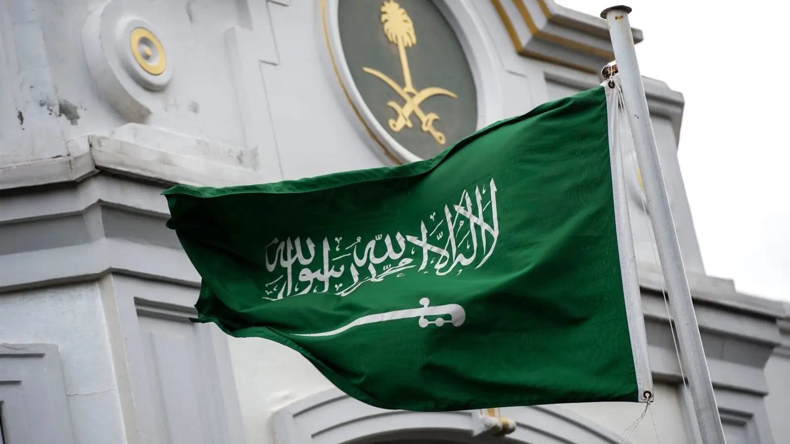 السعودية تدين استهداف السفارة الأمريكية بالرياض