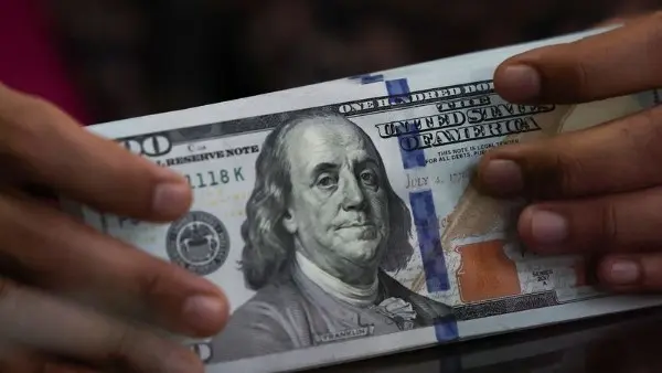 سعر الدولار اليوم الأحد في مصر.. يتجاوز الـ 52 جنيهًا بختام التعاملات البنكية