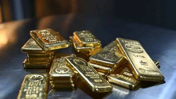 استقر سعر الذهب اليوم في مستهل تعاملات محلات الصاغة المصرية، مسجلاً ثباتاً ملحوظاً بعد تحركات طفيفة شهدتها التداولات السابقة. يأتي هذا الاستقرار المحلي بالتوازي مع انتعاش ملحوظ للمعدن الأصفر في الأسواق العالمية، مدعوماً بتراجع مؤشر الدولار الأمريكي وتصاعد المخاوف الجيوسياسية في منطقة الشرق الأوسط والتي تلقي بظلالها على أسواق الطاقة والتضخم العالمي.