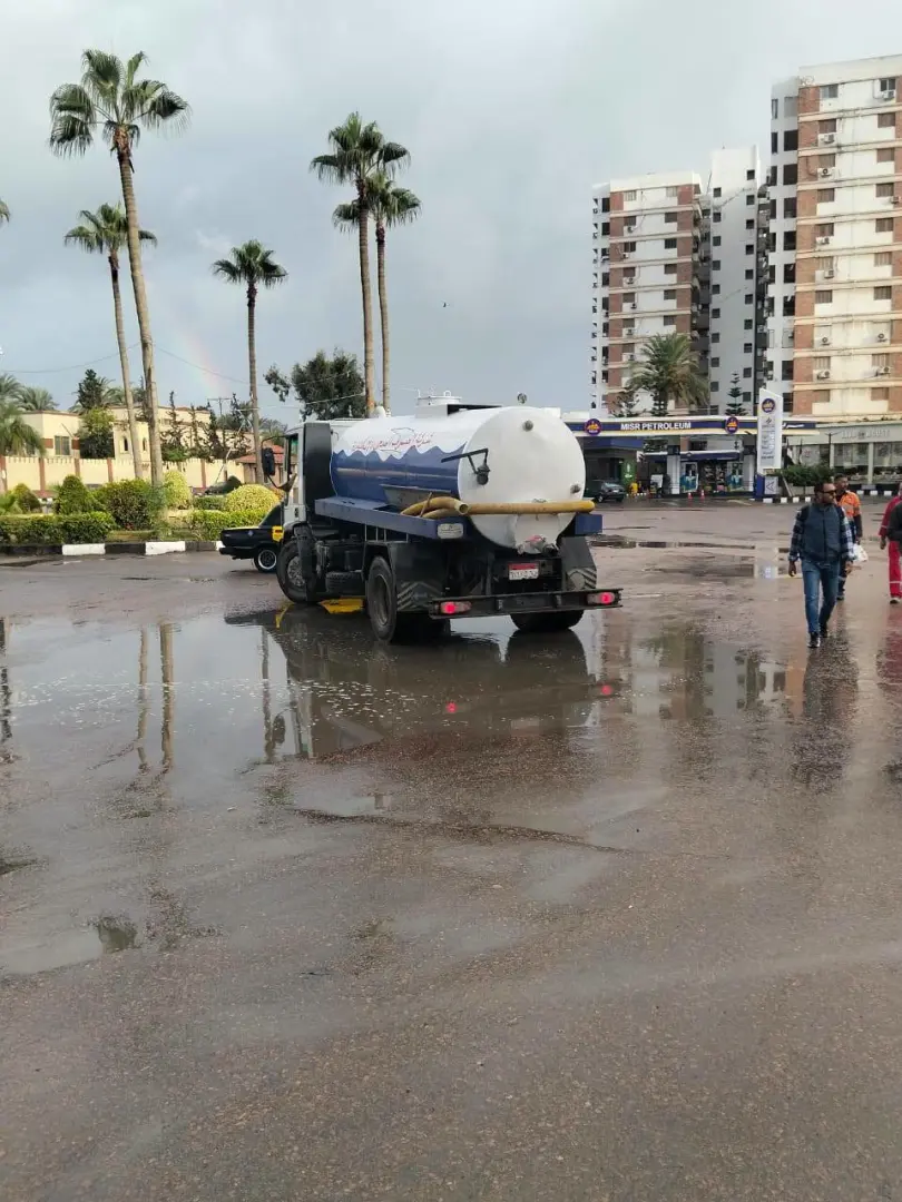 شهدت محافظة الإسكندرية حالة من التقلبات الجوية الحادة مع هطول أمطار خفيفة إلى متوسطة قد تزداد شدتها على فترات متقطعة خلال ساعات اليوم الخميس 15 أكتوبر 2026. 