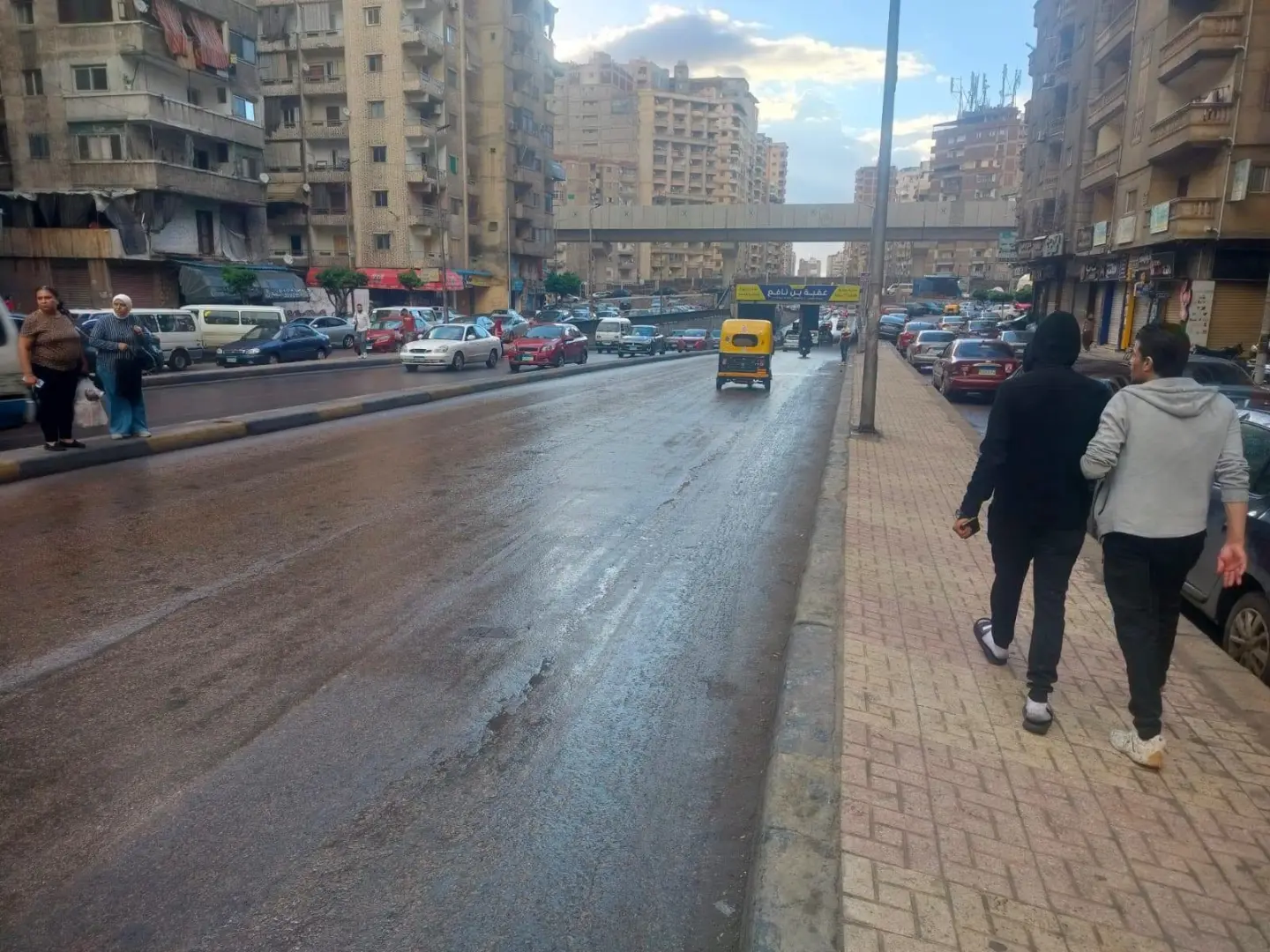 شهدت محافظة الإسكندرية حالة من التقلبات الجوية الحادة مع هطول أمطار خفيفة إلى متوسطة قد تزداد شدتها على فترات متقطعة خلال ساعات اليوم الخميس 15 أكتوبر 2026. 