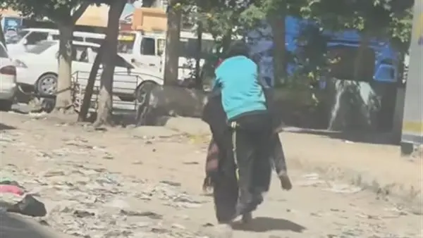 "أقوى من الوجع".. حكاية "أم محمد" المسنّة التي تحمل ابنها الأربعيني على ظهرها بحثاً عن رغيف الخبز