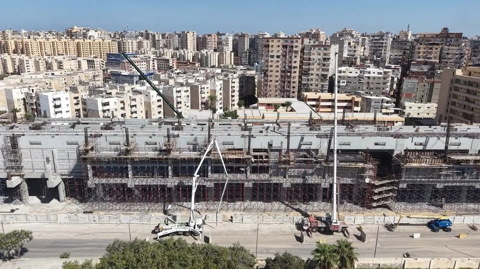 تشهد عروس البحر الأبيض المتوسط طفرة غير مسبوقة في مجال النقل الجماعي الأخضر والمستدام، حيث تتواصل على قدم وساق أعمال تنفيذ مشروع مترو الإسكندرية، الذي يُعد أحد أهم المشاريع القومية العملاقة لفك الخناق المروري عن المحافظة وتحديث بنيتها التحتية.