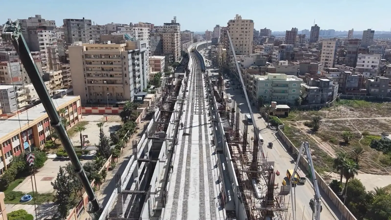 تشهد عروس البحر الأبيض المتوسط طفرة غير مسبوقة في مجال النقل الجماعي الأخضر والمستدام، حيث تتواصل على قدم وساق أعمال تنفيذ مشروع مترو الإسكندرية، الذي يُعد أحد أهم المشاريع القومية العملاقة لفك الخناق المروري عن المحافظة وتحديث بنيتها التحتية.