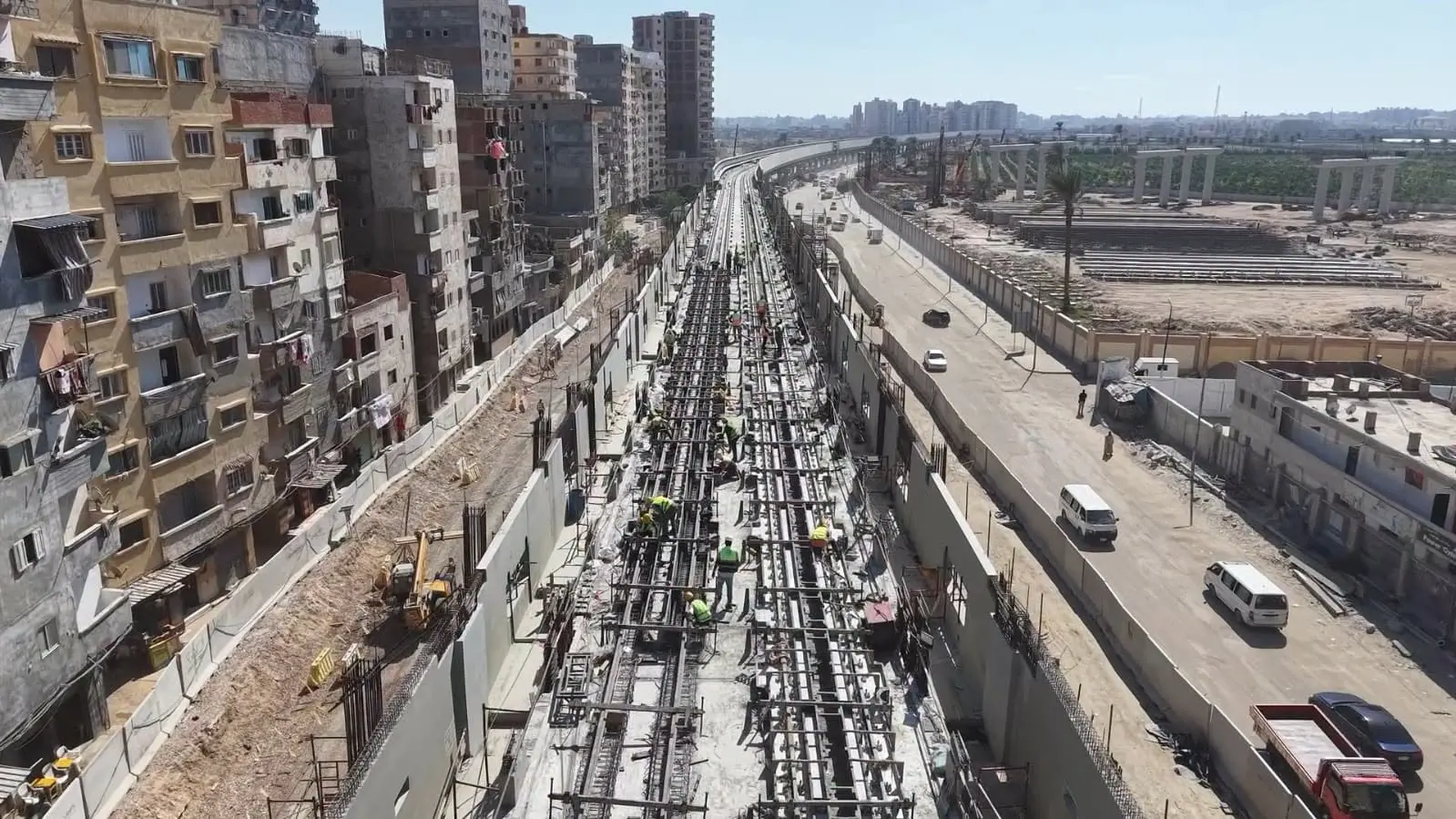 تشهد عروس البحر الأبيض المتوسط طفرة غير مسبوقة في مجال النقل الجماعي الأخضر والمستدام، حيث تتواصل على قدم وساق أعمال تنفيذ مشروع مترو الإسكندرية، الذي يُعد أحد أهم المشاريع القومية العملاقة لفك الخناق المروري عن المحافظة وتحديث بنيتها التحتية.