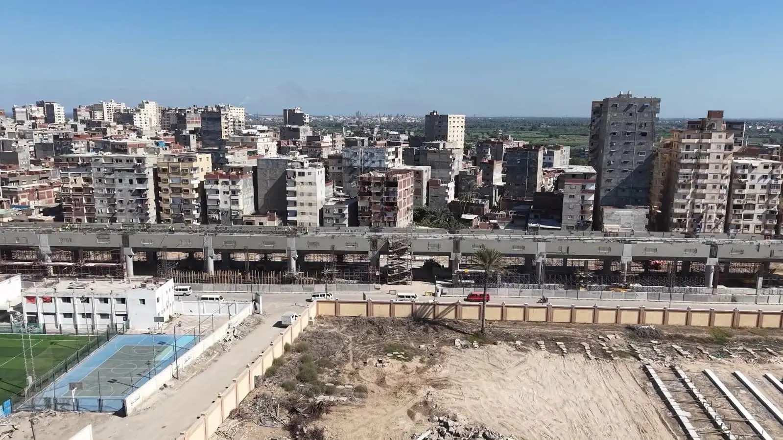 تشهد عروس البحر الأبيض المتوسط طفرة غير مسبوقة في مجال النقل الجماعي الأخضر والمستدام، حيث تتواصل على قدم وساق أعمال تنفيذ مشروع مترو الإسكندرية، الذي يُعد أحد أهم المشاريع القومية العملاقة لفك الخناق المروري عن المحافظة وتحديث بنيتها التحتية.