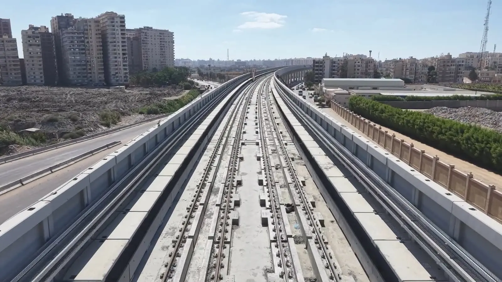تشهد عروس البحر الأبيض المتوسط طفرة غير مسبوقة في مجال النقل الجماعي الأخضر والمستدام، حيث تتواصل على قدم وساق أعمال تنفيذ مشروع مترو الإسكندرية، الذي يُعد أحد أهم المشاريع القومية العملاقة لفك الخناق المروري عن المحافظة وتحديث بنيتها التحتية.