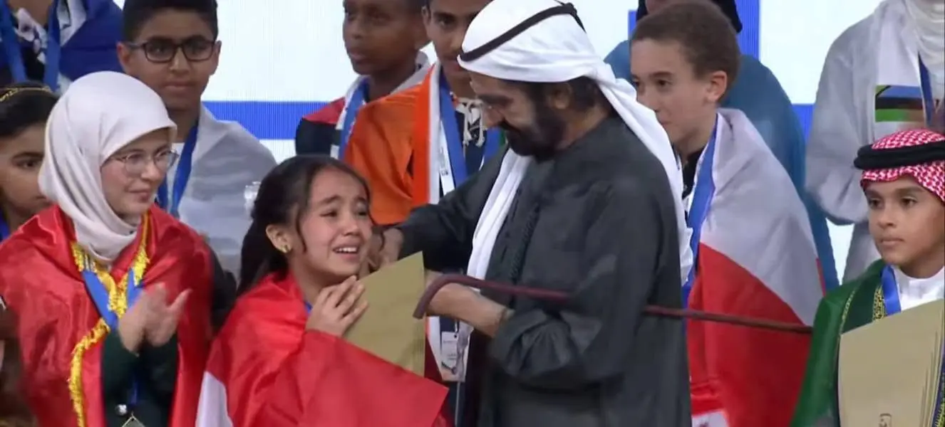 حققت الطالبة ميار محمد رجب عثمان، ابنة محافظة كفر الشيخ، إنجازًا عربيًا استثنائيًا بتتويجها بالمركز الأول ولقب "بطل تحدي القراءة العربي" في دورته العاشرة على مستوى الوطن العربي. وفي بيان رسمي للإدارة المركزية للأنشطة الطلابية بوزارة التربية والتعليم والتعليم الفني، أُشيد بهذا التميز الذي يعكس قدرة الطلاب المصريين على اعتلاء منصات التتويج الثقافية، مثمنةً الدعم المؤسسي ورعاية القيادات التعليمية، إلى جانب جهود أولياء الأمور والمعلمين وموجهي المكتبات، ومعربةً عن امتنانها لدولة الإمارات العربية المتحدة ولصاحب السمو الشيخ محمد بن راشد آل مكتوم على هذه المبادرة الرائدة التي تعزز القراءة والهوية العربية.