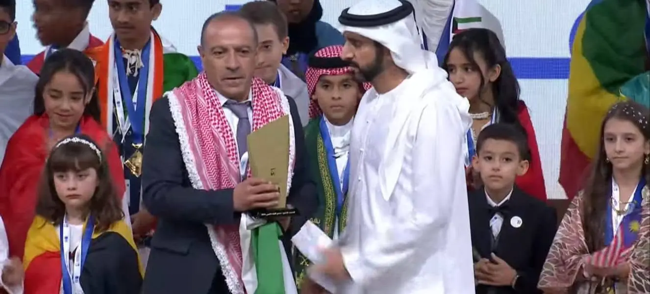 حققت الطالبة ميار محمد رجب عثمان، ابنة محافظة كفر الشيخ، إنجازًا عربيًا استثنائيًا بتتويجها بالمركز الأول ولقب "بطل تحدي القراءة العربي" في دورته العاشرة على مستوى الوطن العربي. وفي بيان رسمي للإدارة المركزية للأنشطة الطلابية بوزارة التربية والتعليم والتعليم الفني، أُشيد بهذا التميز الذي يعكس قدرة الطلاب المصريين على اعتلاء منصات التتويج الثقافية، مثمنةً الدعم المؤسسي ورعاية القيادات التعليمية، إلى جانب جهود أولياء الأمور والمعلمين وموجهي المكتبات، ومعربةً عن امتنانها لدولة الإمارات العربية المتحدة ولصاحب السمو الشيخ محمد بن راشد آل مكتوم على هذه المبادرة الرائدة التي تعزز القراءة والهوية العربية.