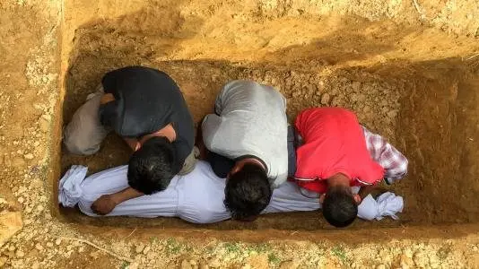 هل يجوز قص أظافر الميت قبل دفنه؟.. الإفتاء تكشف الضوابط الشرعية