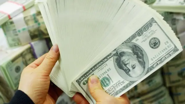 سعر الدولار اليوم الجمعة في أول أيام عيد الفطر.. آخر تحديث