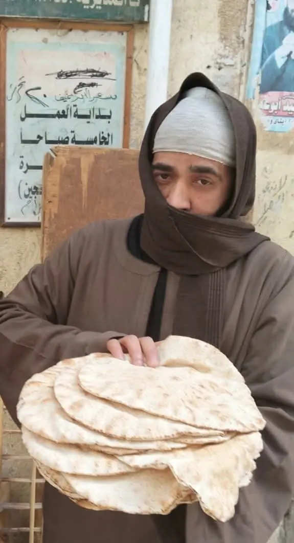 بـ "الجلابية" البلدي.. مفتش تموين يخترق طوابير الخبز في إيتاي البارود ويسقط المخالفين